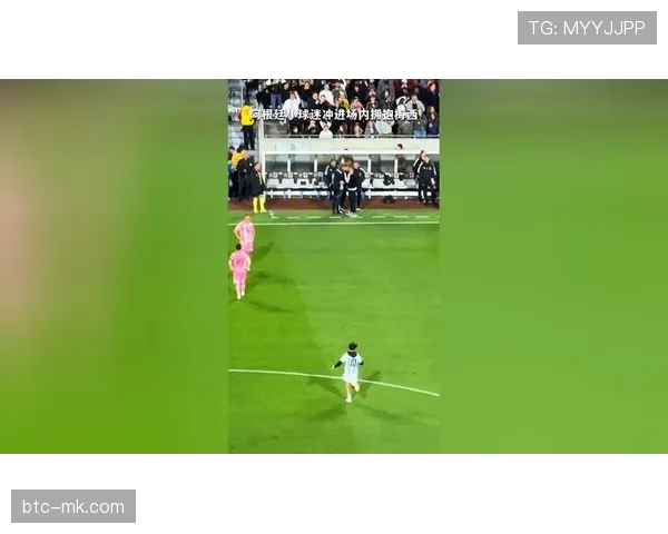 暖心一幕：阿拉维斯小球迷冲入场内拥抱偶像，被保安护送离场